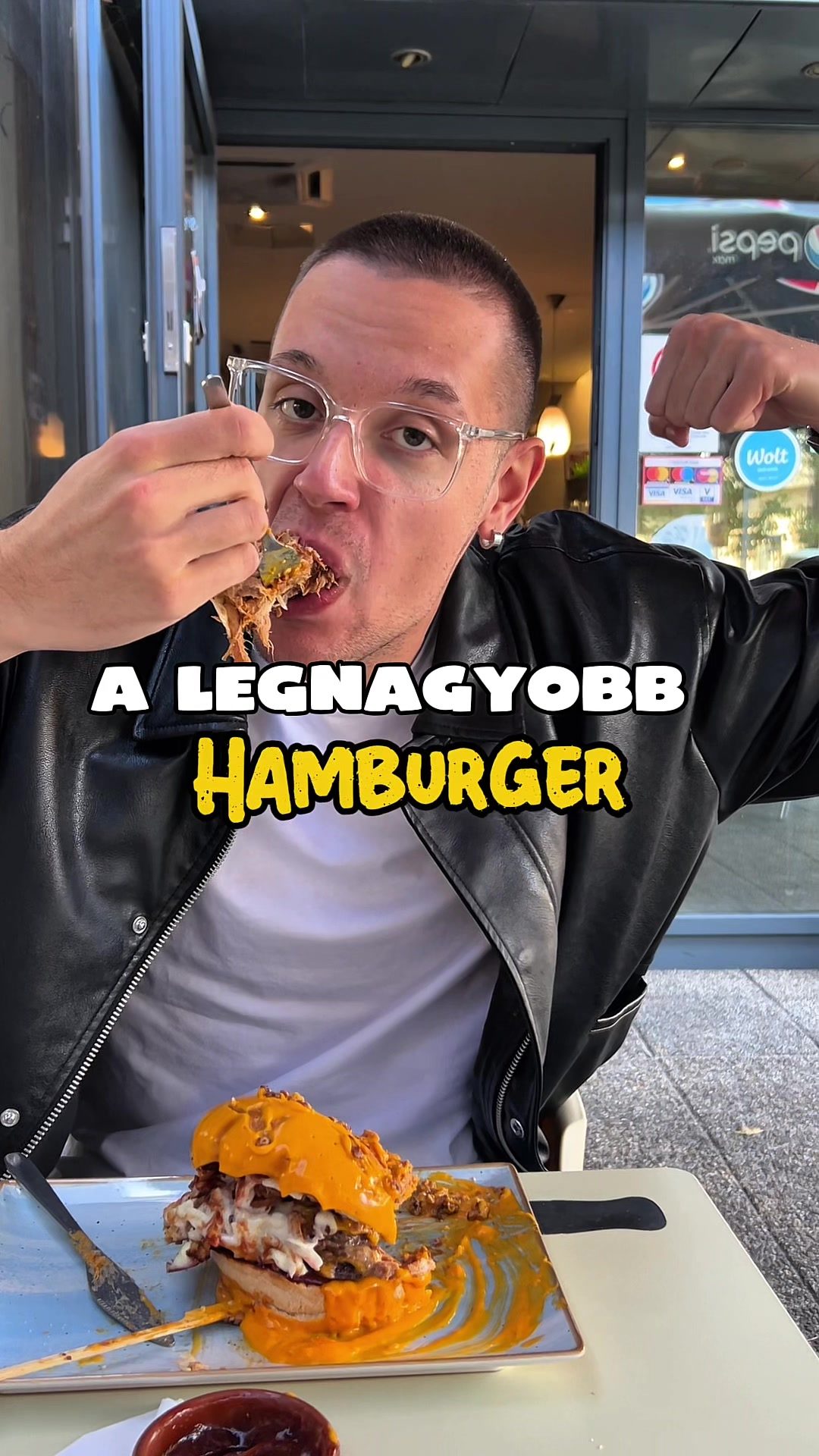 Friends Café — Egy ekkora burger után le kell feküdni